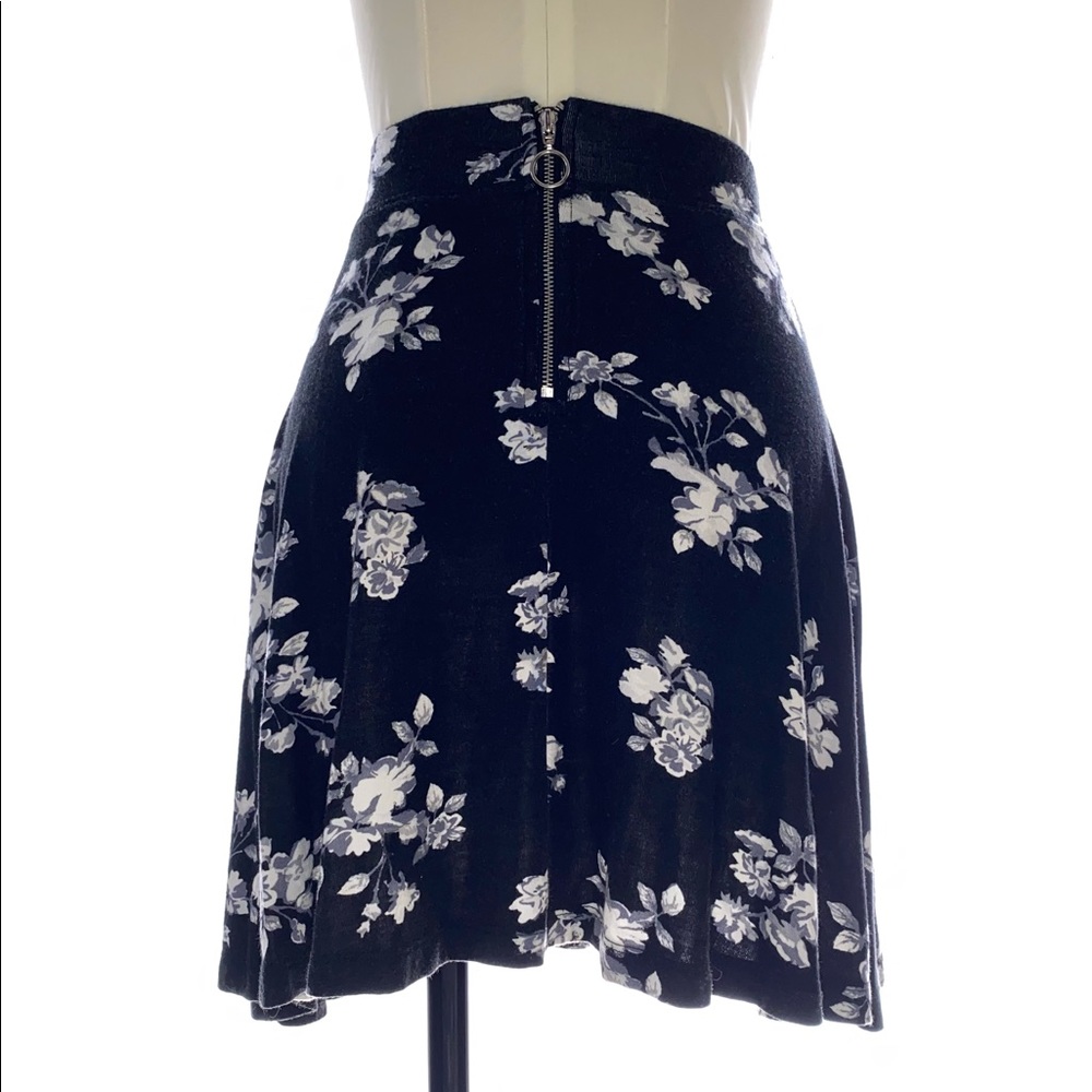 SO - mid-thigh black skater skirt
